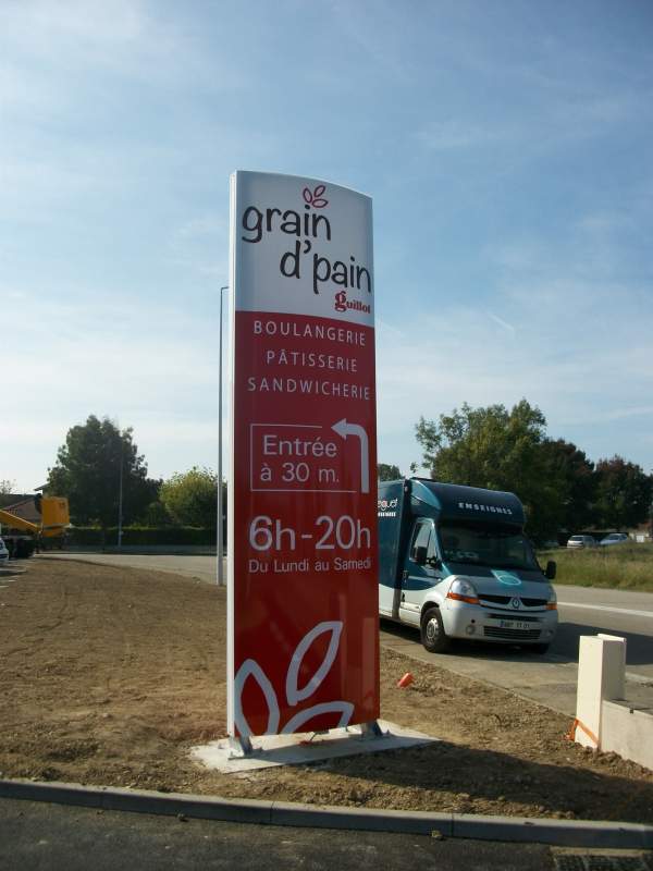 Totem de signalisation bord de route