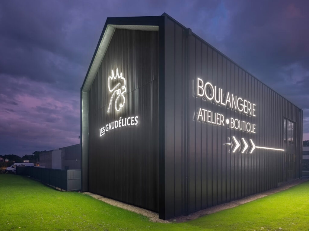 Enseignes lumineuses et lettre découpées sur mesure