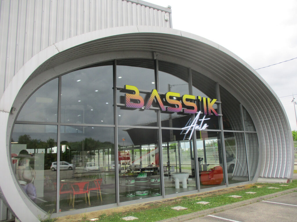 Enseignes lettres découpées rétro-éclairées